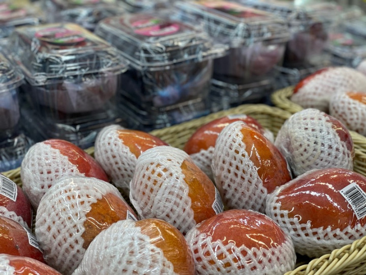 新加坡最大連鎖超市於8日至14日舉辦高雄首選農產品節，品項包括芒果、葡萄等。攝於8日。