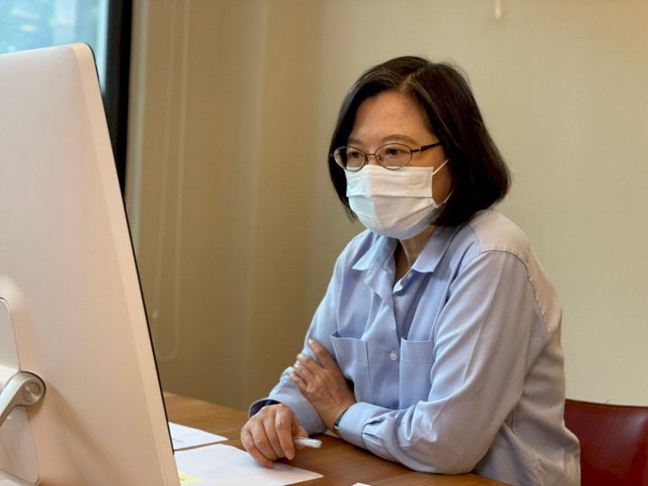 兼任民進黨主席的蔡英文總統28日在中常會上表示，她要求行政院針對後續的紓困、振興研妥方案，首要之務是讓受到衝擊的民眾度過眼前難關，才能逐步走向振興階段