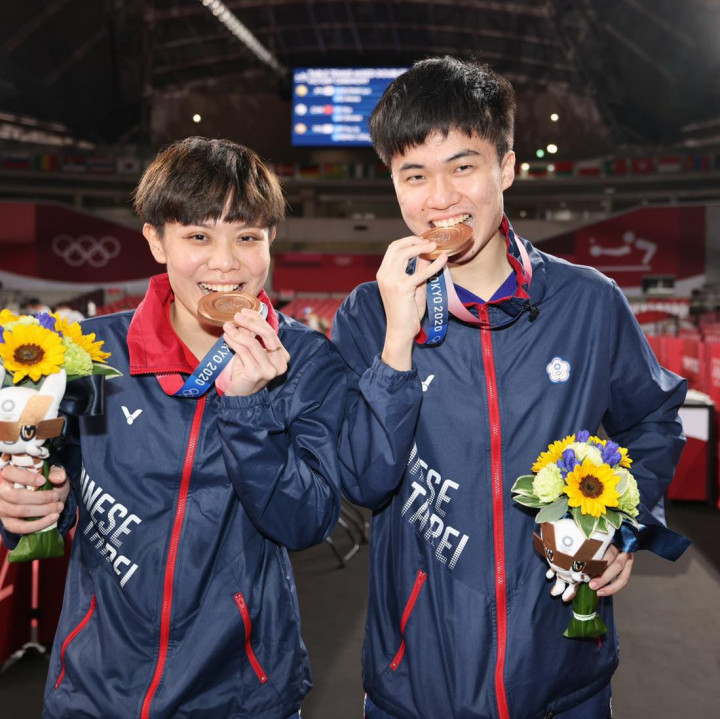 林昀儒（右）和鄭怡靜26日在東京奧運桌球混雙榮獲銅牌。（鄭怡靜臉書）