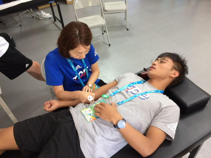 「柔道男神」楊勇緯（右）2017年出賽台北世大運，因比賽中被關節技固定導致手肘受傷，高雄長庚醫院中醫部醫師郭純恩（左）以雷射針灸治療，郭純恩這次再擔任東京奧運中華代表團的隨隊醫師，擔負照顧選手的重責大任。（郭純恩醫師提供）