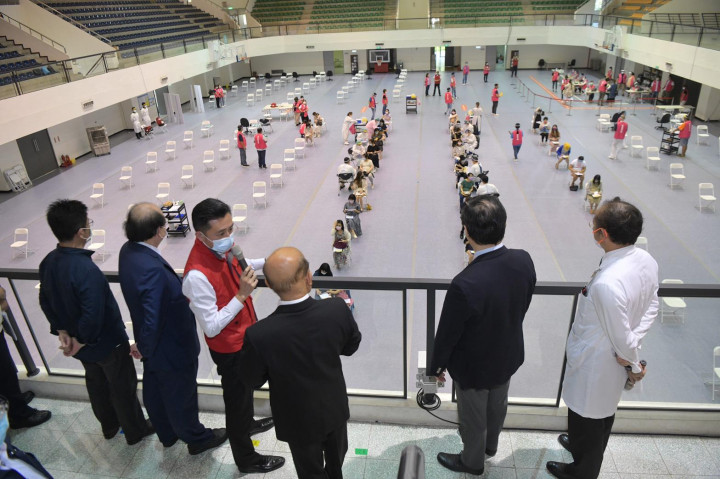 行政院長蘇貞昌視察新竹市立體育館疫苗施打站施打疫苗情形