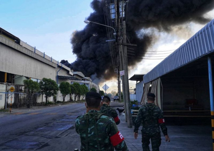 明諦化學公司位於泰國北欖府的工廠5日凌晨發生大爆炸，當地政府緊急疏散周邊方圓5公里的民眾；其中有2名台幹輕傷。（泰國陸軍提供）