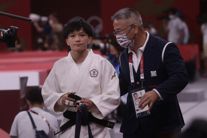 東京奧運柔道女子48公斤量級敗部復活賽24日傍晚登場，台灣好手林真豪（左）不敵以色列對手瑞尚尼，無緣銅牌戰，神情難掩落寞。