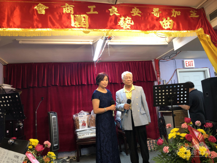 全美安良工商會元老團主席暨芝加哥中華會館主席伍健生(右)與李眉(左)對唱「狄青」