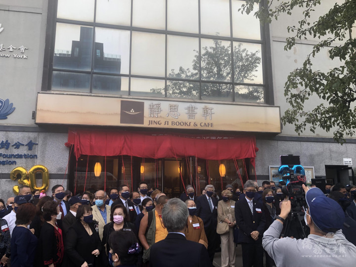 出席貴賓準備剪綵。