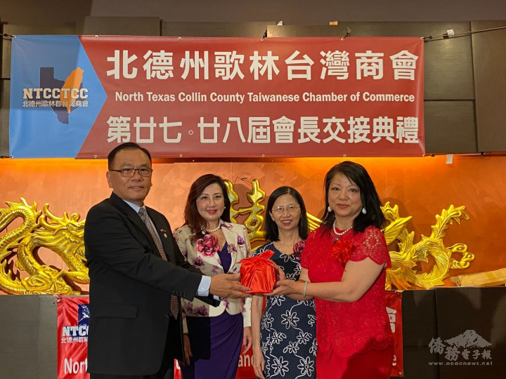 張聖儀（左二）和陳奕芳（右二）見證會長交接神聖的一刻。