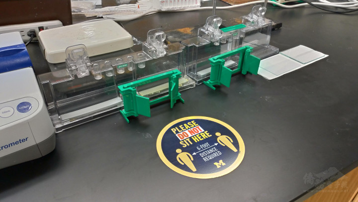 實驗教室內清楚標示禁用的檯位，以維持安全的社交距離。