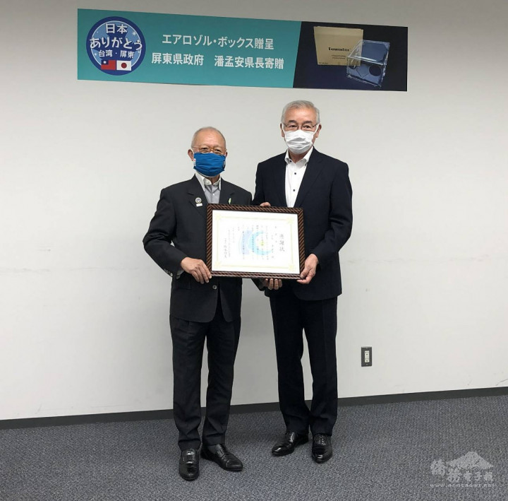 橋本信夫理事長(右)頒贈感謝狀由陳天隆會長代領(左)