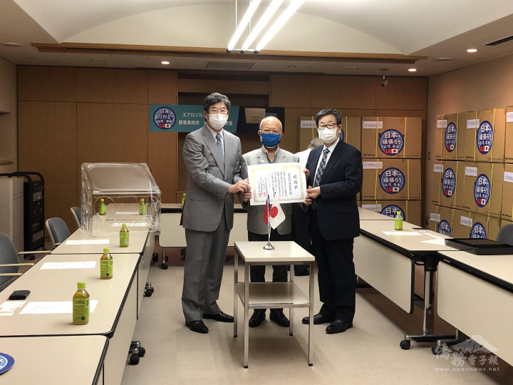 佐佐木洋會長(左)及生野弘道會長(右)共同頒贈感謝狀由陳天隆會長代領(中)