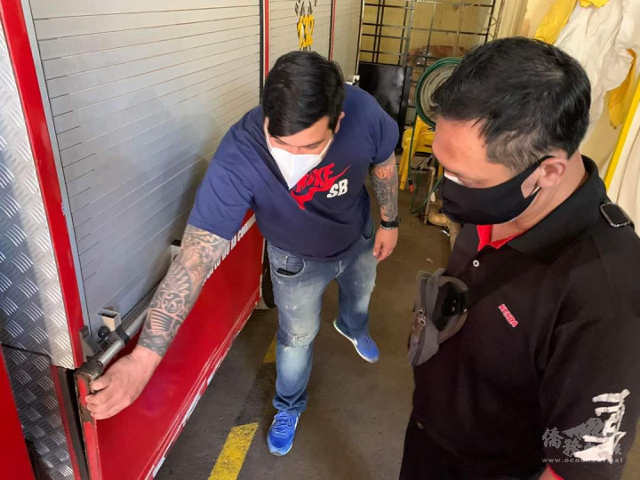 東方市義消隊主席費南德茲，向顧海疆逐一說明該消防車輛鈑金受損現況。(林碩彥提供)