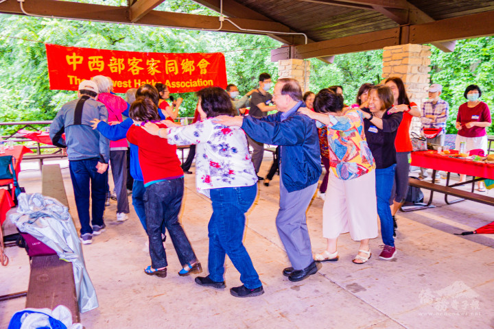 與會鄉親與嘉賓一起進行團康活動同歡