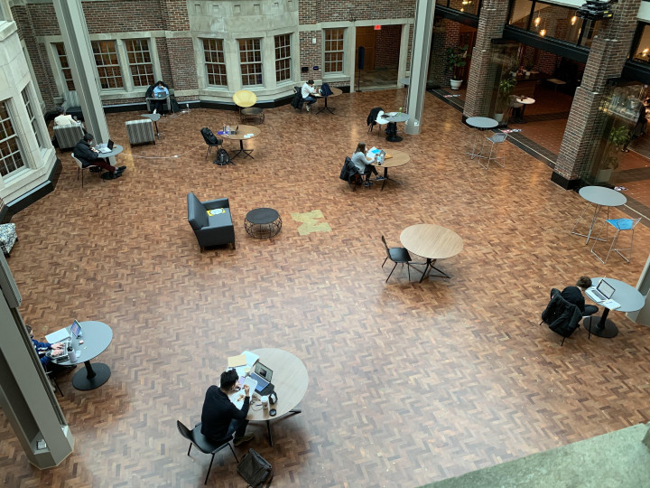 在校園內自修或線上上課的同學，必須小心的保持社交距離，照顧好自己的身心健康。