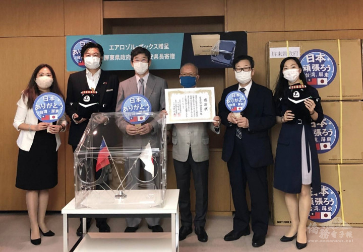 7月9日捐贈儀式，左起：澤尾淳心副會長、李世丙處長、佐佐木洋會長、陳天隆會長、生野弘道會長、楊慧萍秘書