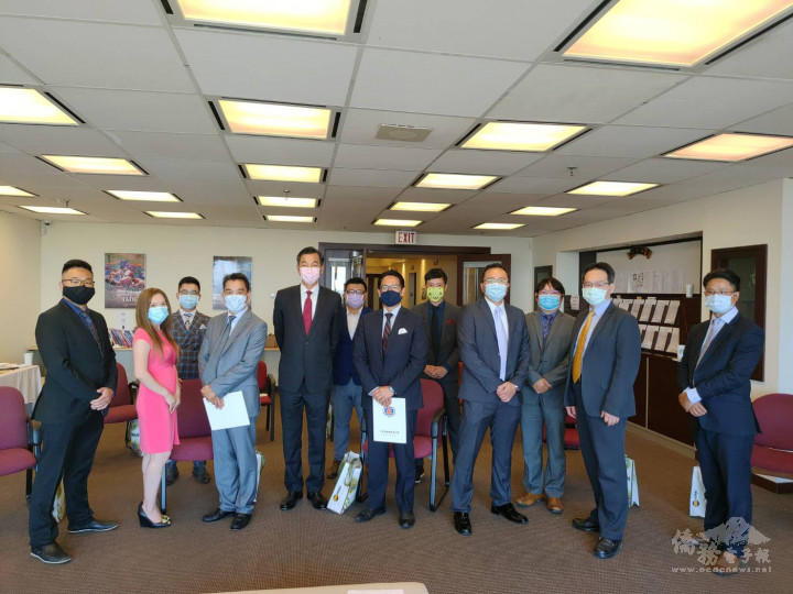 夏基陸（右2）介紹僑委會創新施政，以及推動產學合作之服務方案。