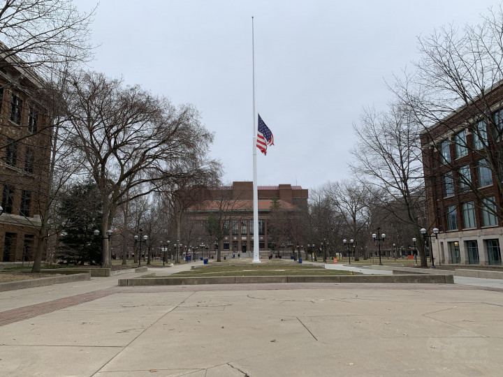 疫情初期密西根遭受重創，大學教育首當其衝，各校均採取最嚴格措施，試圖控制住疫情。