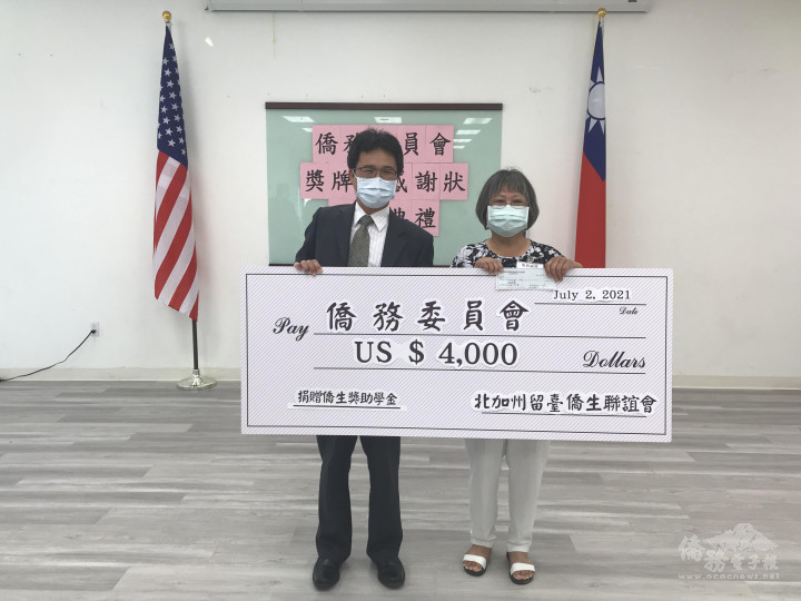 袁美河（左）捐贈獎助學金，由閻樹榮（右）代表接受