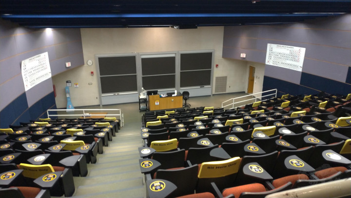 實體上課的講堂內，明確標示學生彼此須保持六呎以上的空位，才可入座。