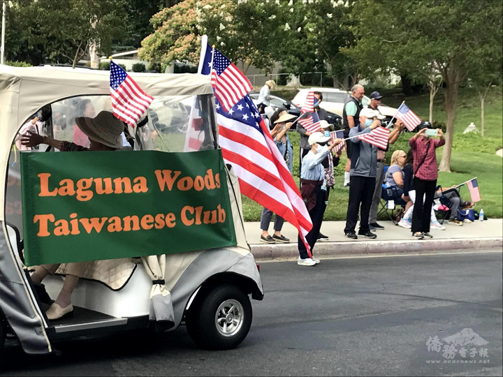 每部車上都掛著2×5呎大旗幟，分別寫有Taiwanese American及Laguna Woods Taiwanese。