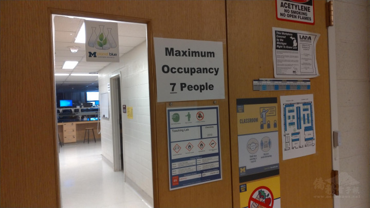 部分實驗課程無法進行線上授課，校方針對社交距離及動線仔細設計及評估，在嚴格的安全管制之下，維持實體授課。