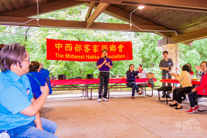 美國中西部客家同鄉會會長林俊志(中立)致詞歡迎鄉親熱情參與活動