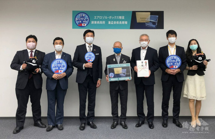7月8日捐贈儀式，左起：上畠寬弘議員、安達和彦會長、李世丙處長、陳天隆會長、橋本信夫理事長、有小倉修弘本部長、楊慧萍秘書