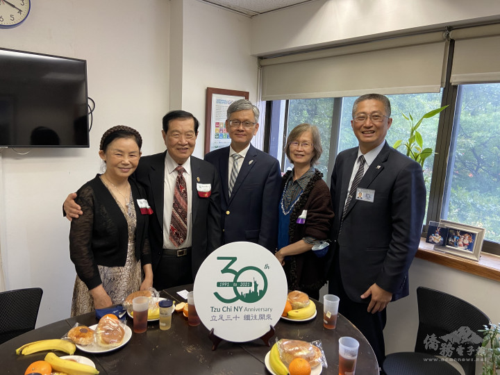 慈濟執行長蘇煜升與大使李光章伉儷及博士李昌鈺伉儷合影。