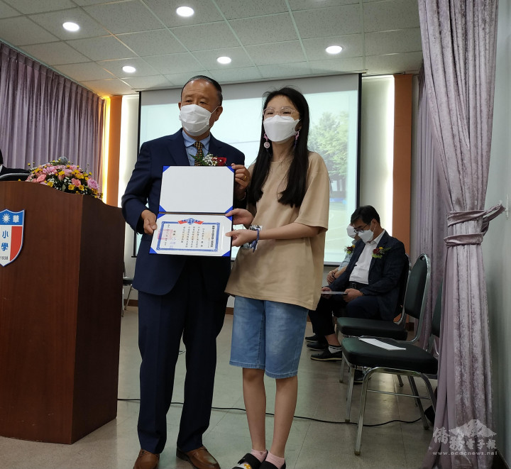 永登浦華僑協會會長喬聚東頒發模範兒童獎