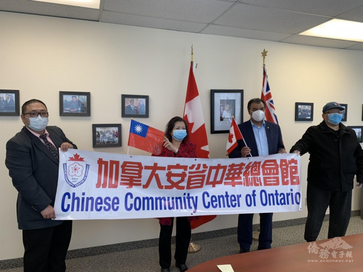 020年安省中華總會館副主席宋文中(左)、主席施善美等透過國會議員Bob Soroya捐贈醫療口罩給安省醫院第一線工作人員。