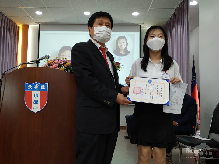 校長秦嗣義頒發畢業證書