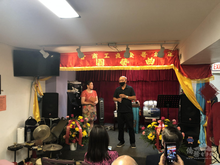 芝加哥中華會館董事長陳達偉(右)致詞肯定活動傳揚粵曲文化之美