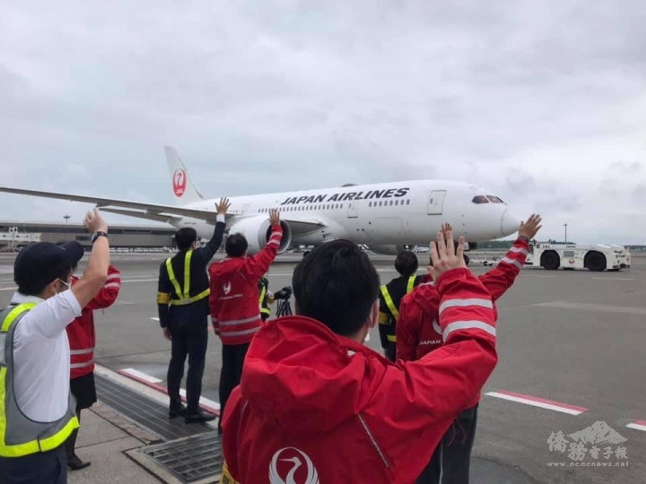 飛機緩緩移動即將起飛，謝長廷與成田機場工作人員揮手祝福