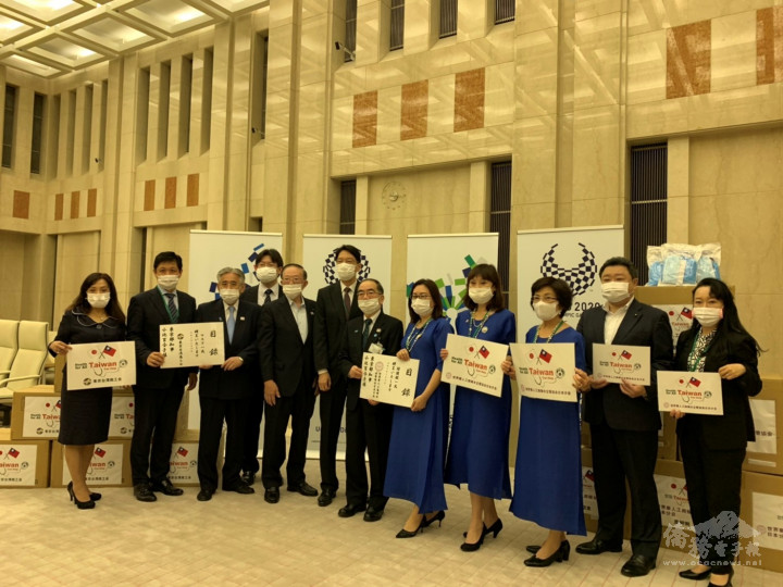 東京都副知事多羅尾代表接受世華日本分會及東京臺灣商工會捐贈醫療物資