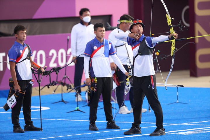 台灣男子射箭隊過去在奧運的最佳成績，是2004年雅典奧運的男團銀牌，如今魏均珩（前右）已追上前輩們的步伐，他仍謙虛地說：「我們還有很多不足，我們還要更好。」