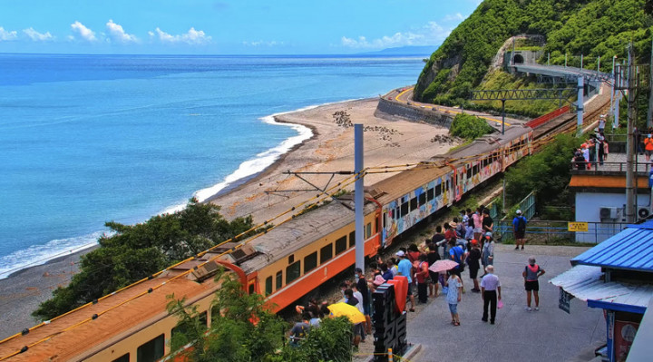 台東縣政府交通及觀光發展處18日表示，結合AI技術的4K高解析多良車站即時影像已於8月初正式上線，過去唯有親身到訪才能感受到的追火車體驗，現在透過科技輔助，讓民眾在線上就能零時差參與。（台東縣政府提供）