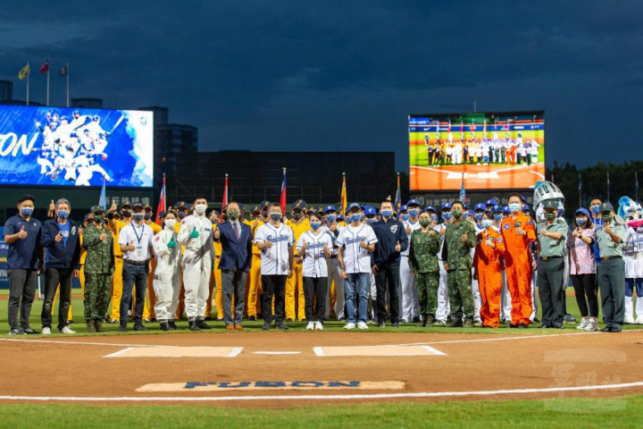 開場活動中，主持長官、貴賓偕同球員及官兵合影留念。
