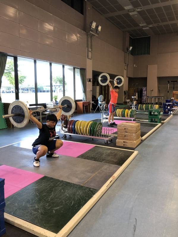 台北市立大學攜手中科院，研發出舉重高減震防護地墊（圖中粉色墊），有效減少槓鈴反彈次數與噪音持續時間，中科院後續也加碼捐贈40組地墊給國家運動訓練中心，作為國家舉重培訓隊訓練使用。（中科院提供）