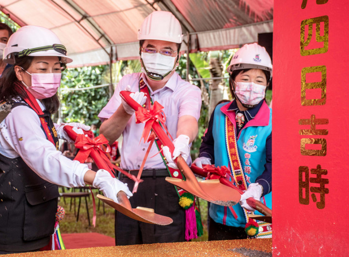 花花蓮縣吉安鄉公所4日舉辦南華部落聚會所動土儀式，原民會主委夷將．拔路兒（中）、花蓮縣長徐榛蔚（左）及吉安鄉長游淑貞（右）等人出席執鏟。（原民會提供）中央社