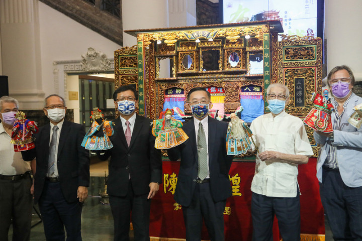 國立台灣博物館推出特展「布袋戲風物–偶的故事偶來說」，館長洪世佑（右3）與文化部常務次長李連權（左3）、西田社布袋戲基金會董事長陳榮祥（左2）及布袋戲國寶藝師陳錫煌（右2）等人25日出席開幕活動。