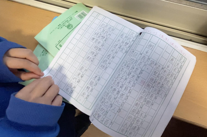 初學華語文從一筆一畫開始，認真習寫正體字與ㄅㄆㄇ，優美字跡讓老師們驚豔。（廖蔚尹／大紀元）