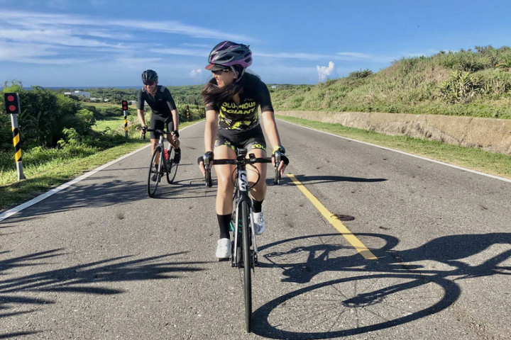 國內COVID-19（2019冠狀病毒疾病）疫情趨緩，旅遊業者配合今年的自行車旅遊年，紛紛推出相關騎單車行程，讓旅客騎單車暢遊台灣。（雄獅旅遊提供）