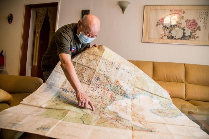 黑蝙蝠中隊飛行員、空軍官校32期的陳典聰老師，用地圖口述當年執行任務經過。（軍聞社記者周昇煒攝）黑蝙蝠中隊飛行員、空軍官校32期的陳典聰老師，用地圖口述當年執行任務經過。