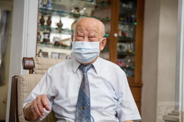 高齡93歲、曾在黑蝙蝠中隊擔任電子反制官李崇善老師口述歷史。（軍聞社記者周昇煒攝）高齡93歲、曾在黑蝙蝠中隊擔任電子反制官李崇善老師口述歷史。