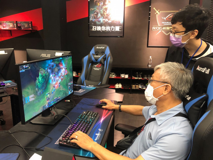 弘光科技大學與弘道老人福利基金會一起推動「不老電競」圓夢計畫，選出10名不老選手進行培訓，未來也將 進行交流比賽。圖為長輩學習英雄聯盟遊戲。