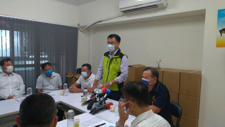 防堵非洲豬瘟，農委會主委陳吉仲（站立者）29日與中部地區豬農座談，並說明停用廚餘等相關補助措施，盼中央、地方與農民共同努力。