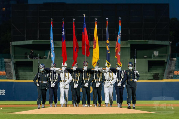 三軍儀隊護旗。