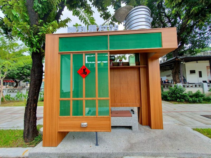屏東縣政府為營造城市美學，將屏東市公車候車亭融入不同風格的藝術元素，以台灣早期生活物件「菜櫥仔」為發想，復刻眷村的生活記憶。（屏東縣政府提供）