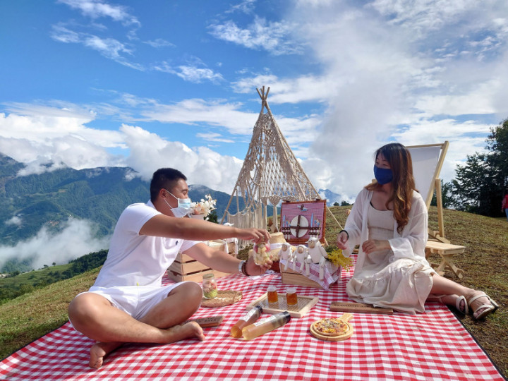 清境農場全新規劃「幸福秘境」園區於14日七夕情人節正式登場，清境農場場長董玉文說，此處原是綿羊放牧區域，是場內牧羊人的祕密景點，隱藏在遊客眾多的青青草原卻鮮少人知，這次全新打造各項遊憩拍照裝置藝術，並舉辦草地音樂會，盼讓遊客享受甜蜜時光。（清境農場提供）