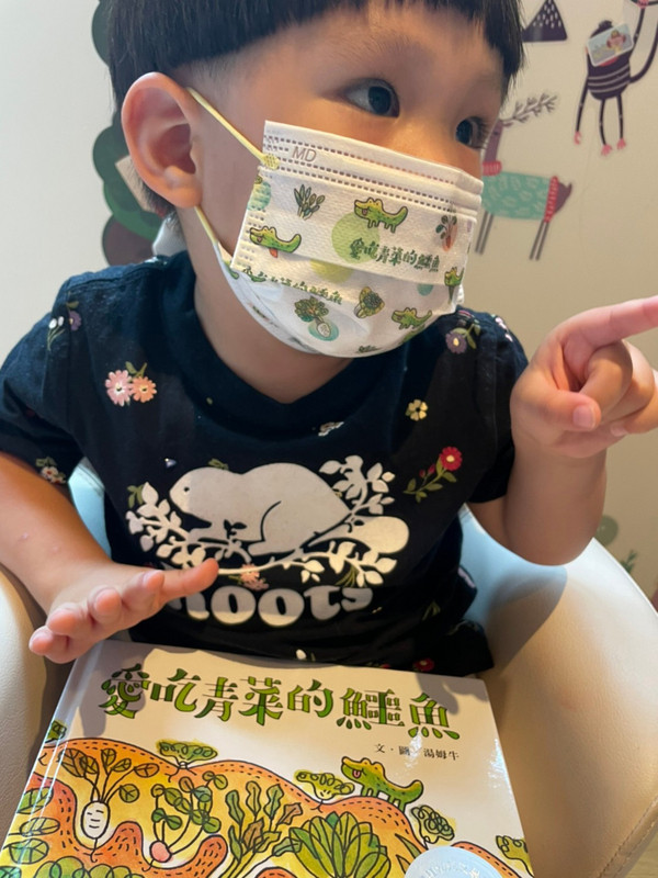 COVID-19疫情以來，許多爸媽都苦於面對孩子戴口罩的負面情緒。信誼基金會想到妙招，結合兩本圖畫書可愛的角色圖案，自然而然吸引孩童戴好戴滿。（信誼基金會提供）