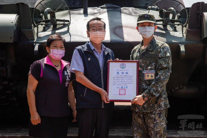 陸軍六軍團三支部湖口聯保廠日前獲湖口鄉公所致贈感謝狀。（軍聞社記者黃劭恩攝）