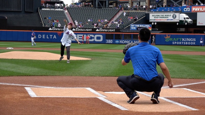 駐美代表蕭美琴（左）29日為美國職棒大聯盟紐約大都會台灣日開球，執行台灣日專案的大都會亞洲市場負責人王偉成（右）接捕。